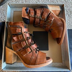 BRAND NEW Freebird Braeden Sandals Size 7 Cognac